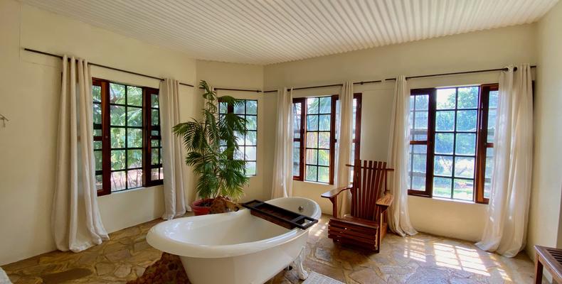 Room 1 Bath tub