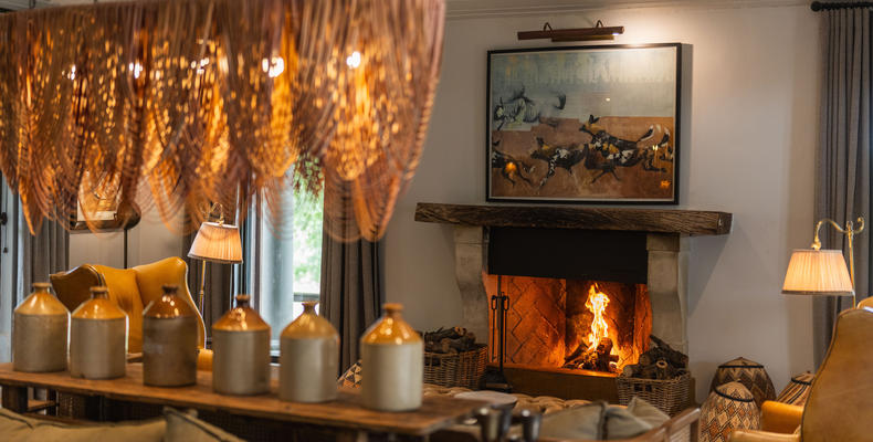 Lounge & Fireplace