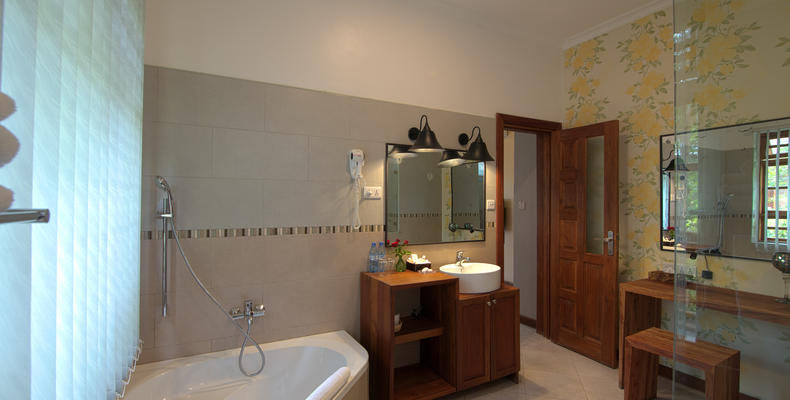 Executive Suite - Bathroom