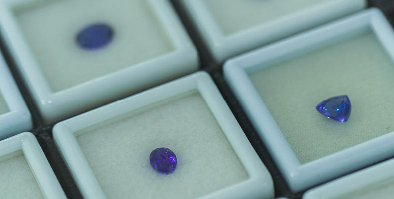 Tanzanite shopping - cut stones