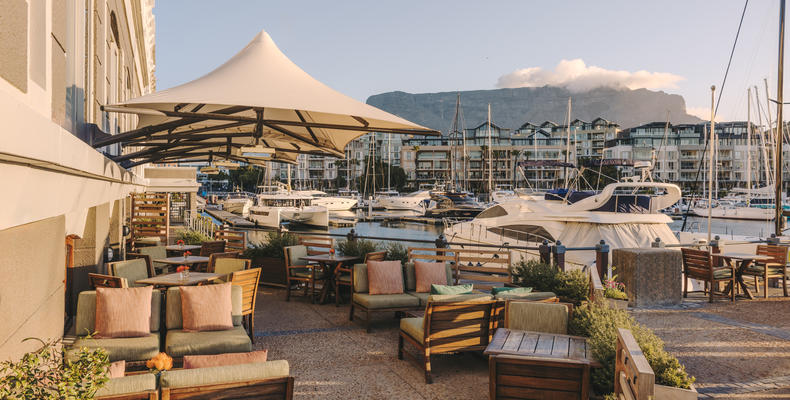Bascule Bar Outside