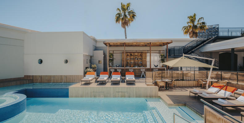 Pool Bar