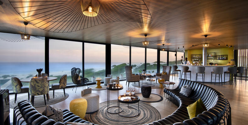 Morukuru Beach Lodge - bar and lounge upstairs