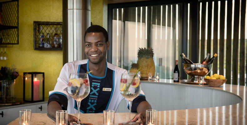Morukuru Beach Lodge - drinks at the bar