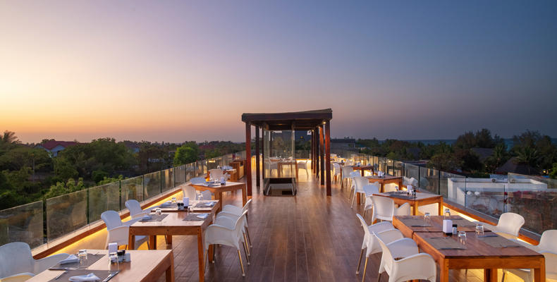 Roof Top Bar at Nungwi Dreams by Mantis 