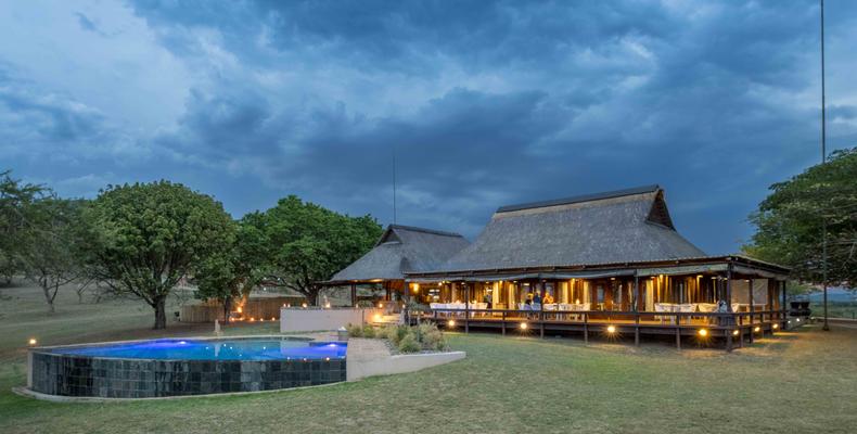 Muluwa Lodge Main Lodge overlooking infinity Pool 