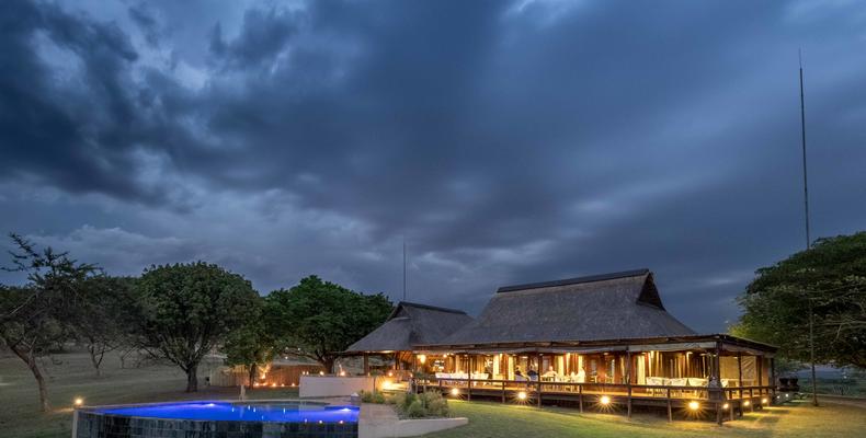 Muluwa Lodge Main Lodge overlooking infinity Pool 