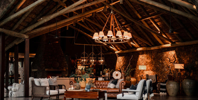 Dulini Moya - Main Lounge