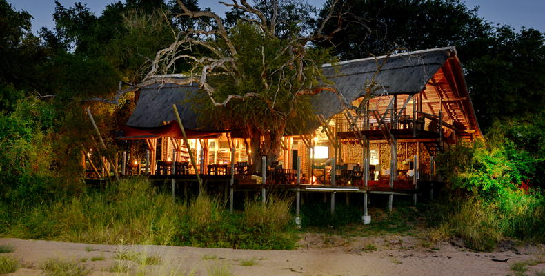 Rhino Post Safari Lodge - Lodge 