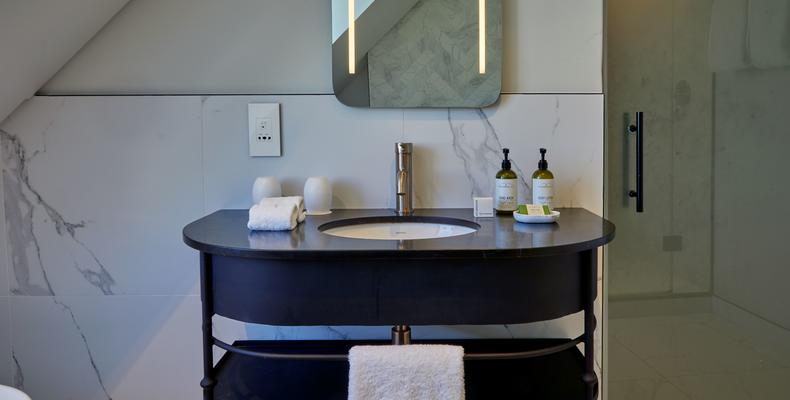 Luxury Balcony Suite Bathroom