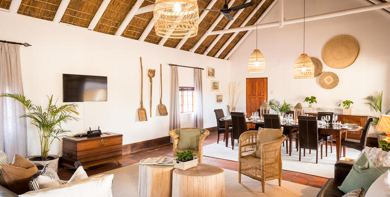 Roam Safari Lodge Lounge and Dining