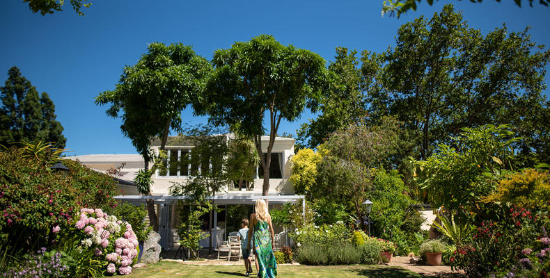 The luxury garden in front of the breakfast area.