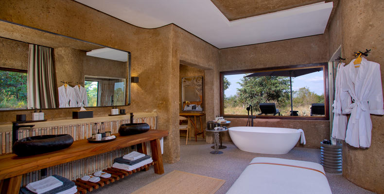 Amber Villa Main Bathroom