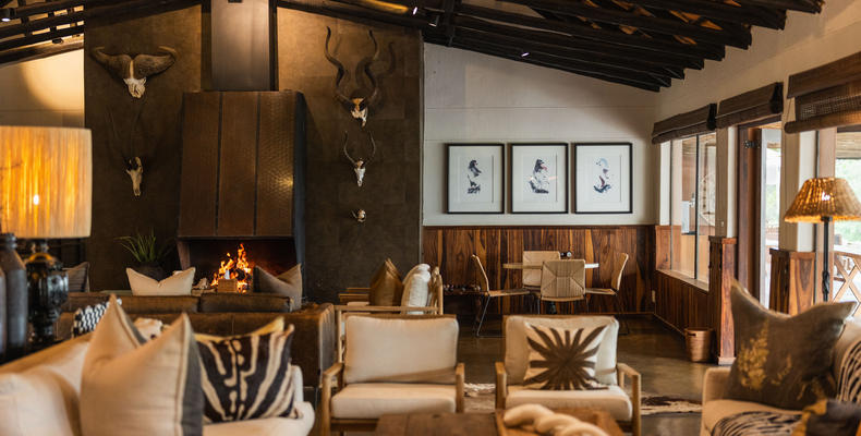 Lounge & Fireplace