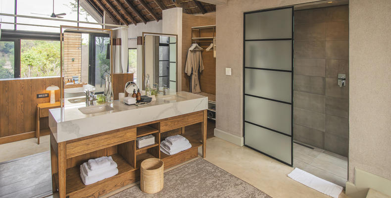 Lion Sands Ivory Lodge - Suite Bathroom