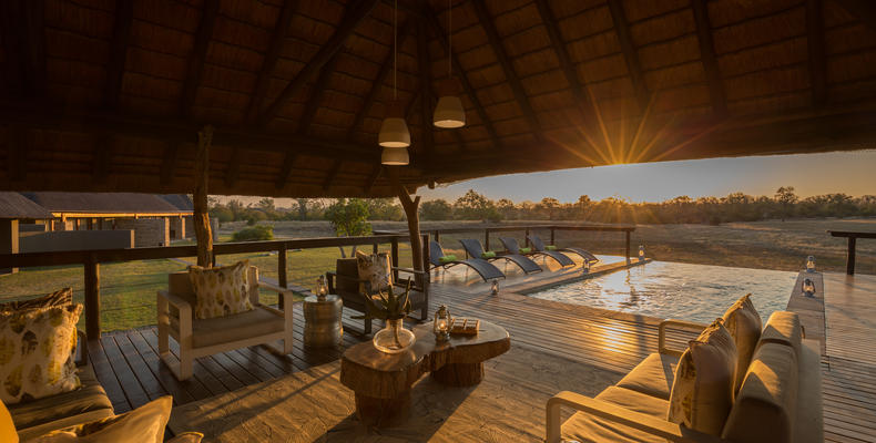 Lounge & infinity pool