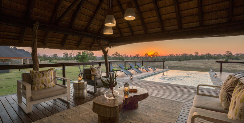 Lounge area & infinity pool