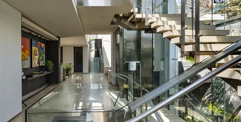 Entrance and suspended staircase 