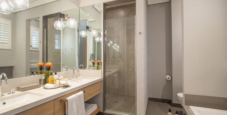 AtholPlace Hotel - bathroom of Deluxe Room