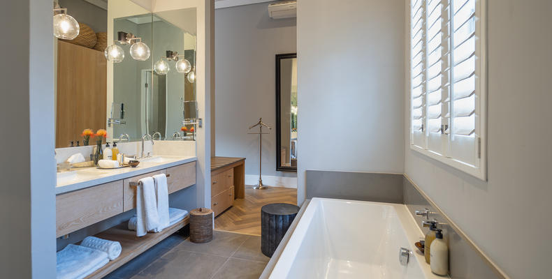 AtholPlace Hotel - bathroom at King Room