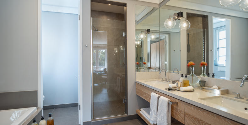 AtholPlace Hotel - bathroom at Superior Suite