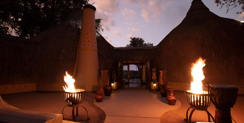 Hoyo Hoyo Safari Lodge - Entrance 2