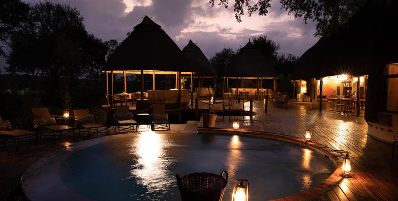 Hoyo Hoyo Safari Lodge - Evening Deck