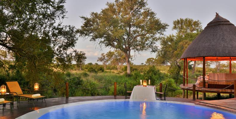 Hoyo Hoyo Safari Lodge - Pool Evening