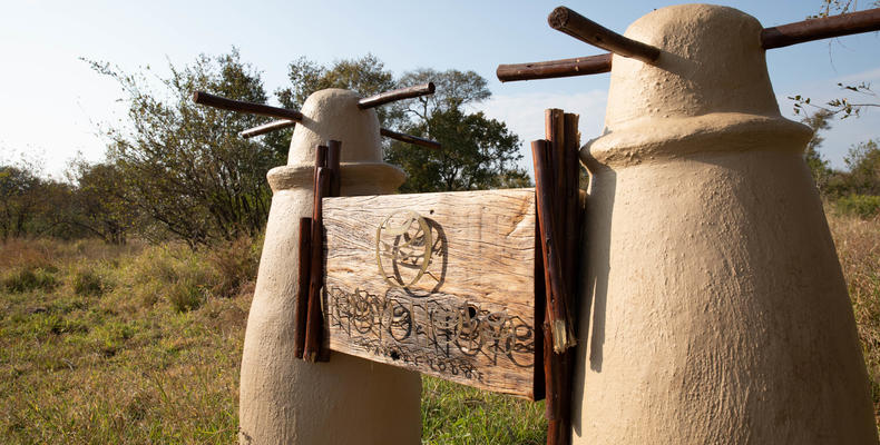 Hoyo Hoyo Safari Lodge - Welcome Sign