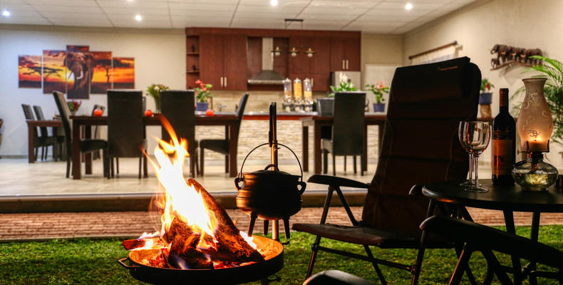 Haus Mopanie | Outside by the Fire