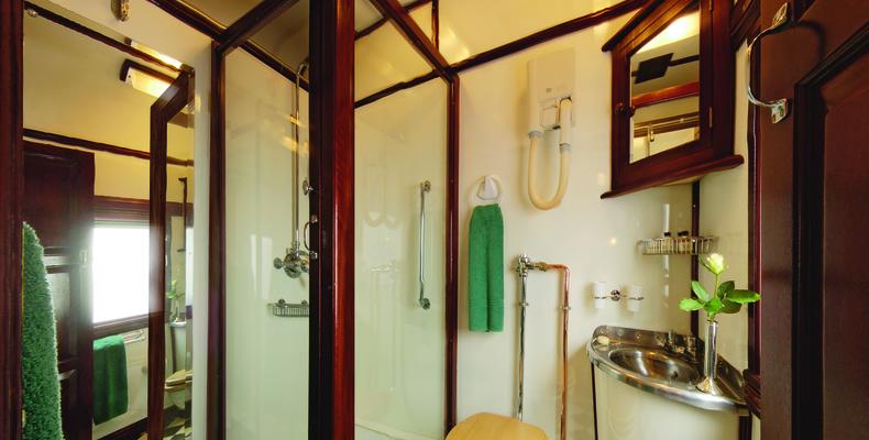 Deluxe suite bathroom