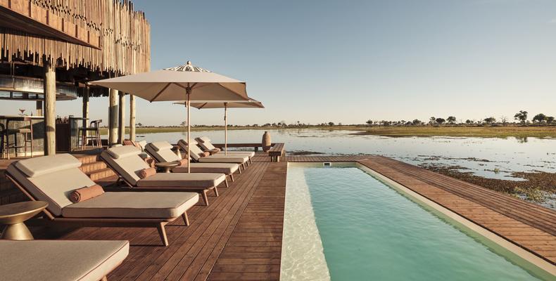 Baines' Lodge - Poolside