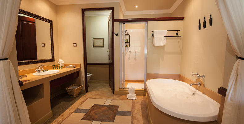 Open plan bathrooms in Safari rooms