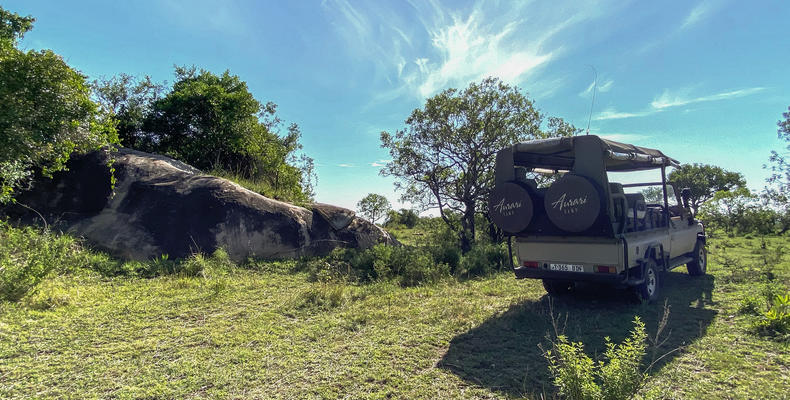 Aurari Camp vehicle by Simba Rock