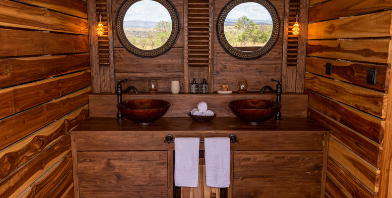 Beautiful bathroom at Aurari Camp
