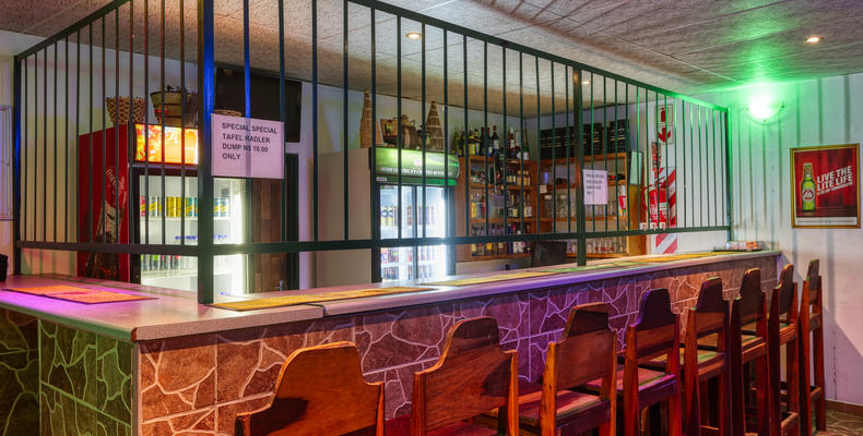Restaurant & Bar