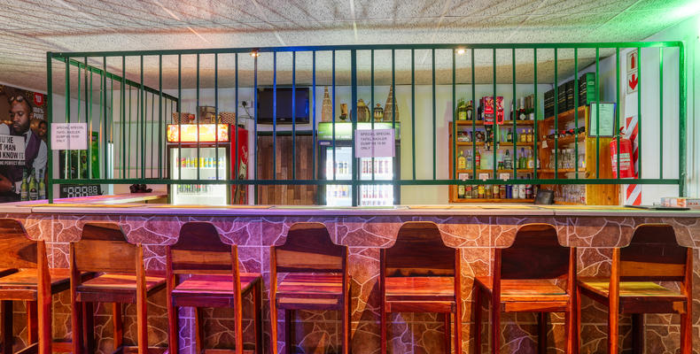Restaurant & Bar