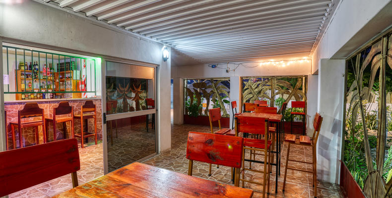 Restaurant & Bar