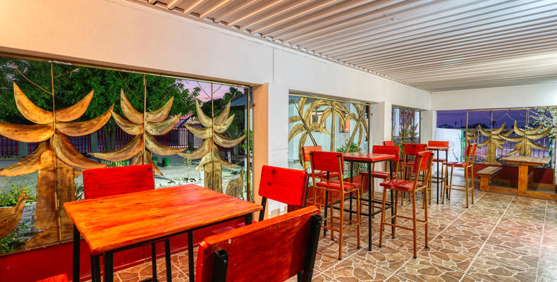 Restaurant & Bar
