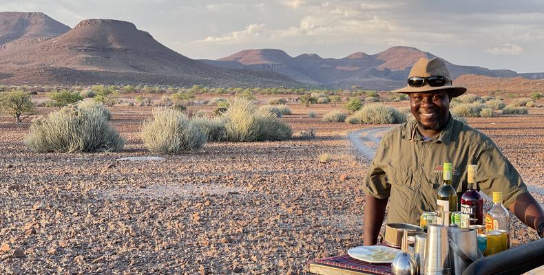 Kapoi pouring G & T's for sundowner