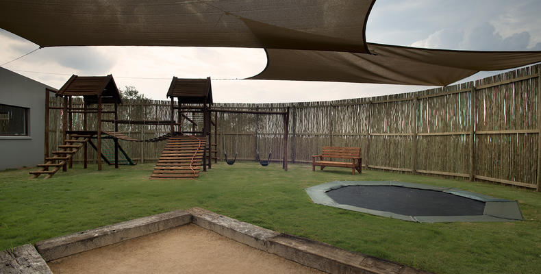 Mhondoro Safari Lodge and Villa