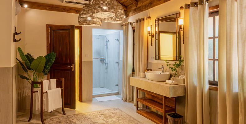 Villa main bathroom