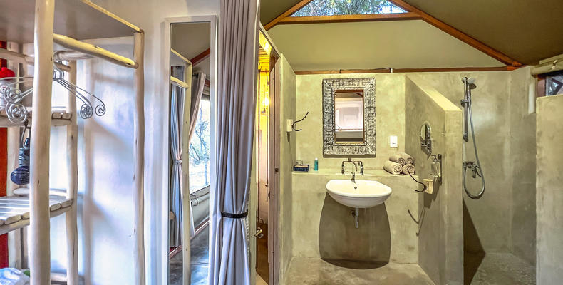 Mushara Bush Camp - Tented Bungalow Bathroom