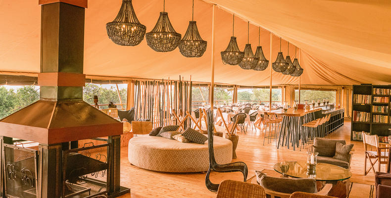 the elegant mess tent at Serengeti Bushtops 
