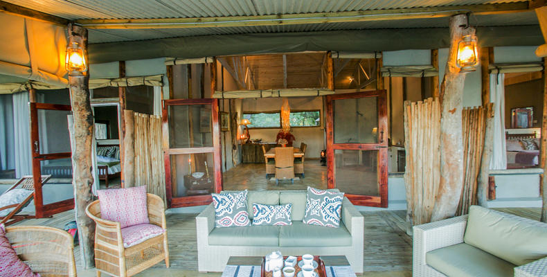 Toms Little Hide Veranda and Dining Room