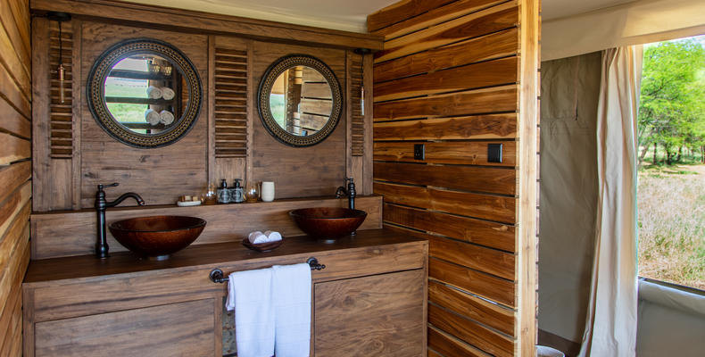 Beautiful bathroom at Cherero Camp