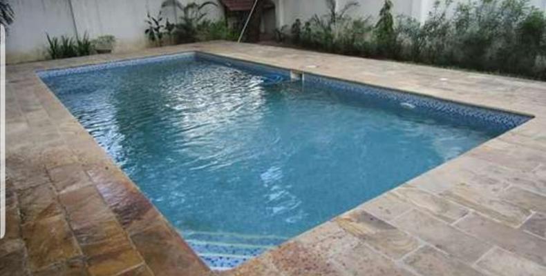 Runako Lodge Swimming Pool