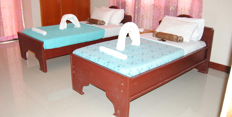 Runako Lodge Twin Room