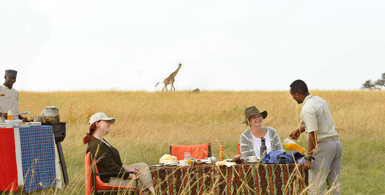 Olakira Camp - Bush breakfast with giraffes
