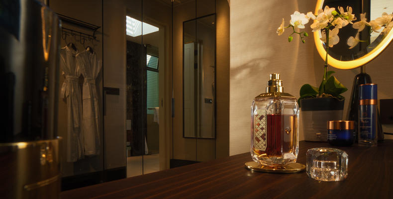 Luxury Lodges Dresser